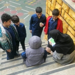 قصه خوانی در حیاط مدرسه دبستان شیخ محمد خیابانی-1404